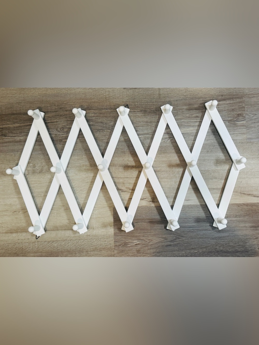 White Expandable Wall Peg Rack - Home Wall Decor 16 Pegs